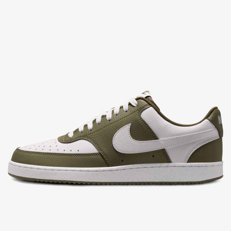 Seitliche Ansicht eines stylischen und komfortablen Sneakers mit atmungsaktivem Material und robuster Sohle