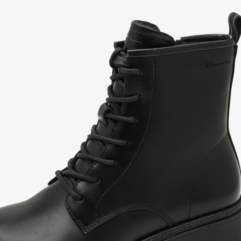 Schwarzer robuster Lederstiefel mit praktischer Schnürung und stabilem, langlebigem Design