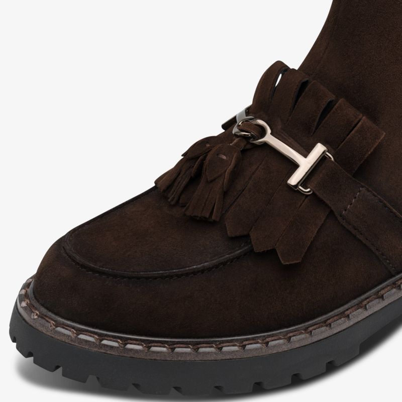 Brauner Wildlederschuh mit dekorativer Schnalle und Quasten, robuster Gummisohle für optimalen Halt
