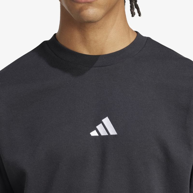 Schwarzes sportliches T-Shirt mit auffälligem Logo vorn, bequemer und hochwertiger Stoff, modern geschnitten