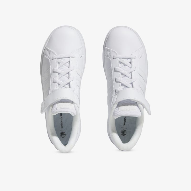 Weiße Sneaker im Paar, Draufsicht, schnürbar, modernes und schlichtes Design für bequemen Tragekomfort