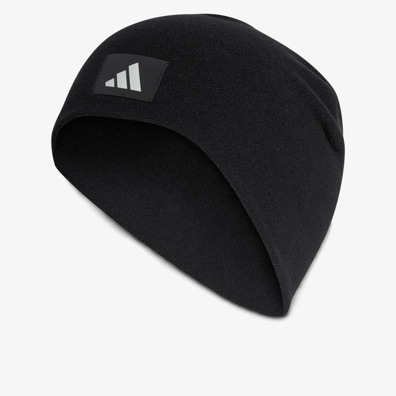Schwarze Adidas Mütze mit weichem Material, wärmender Passform und markantem Logo, schräg vorne präsentiert.