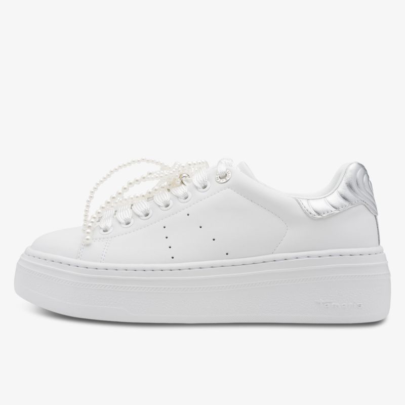 Moderner weißer Sneaker mit dicker Plateausohle und dezenter Lochung für hohen Tragekomfort