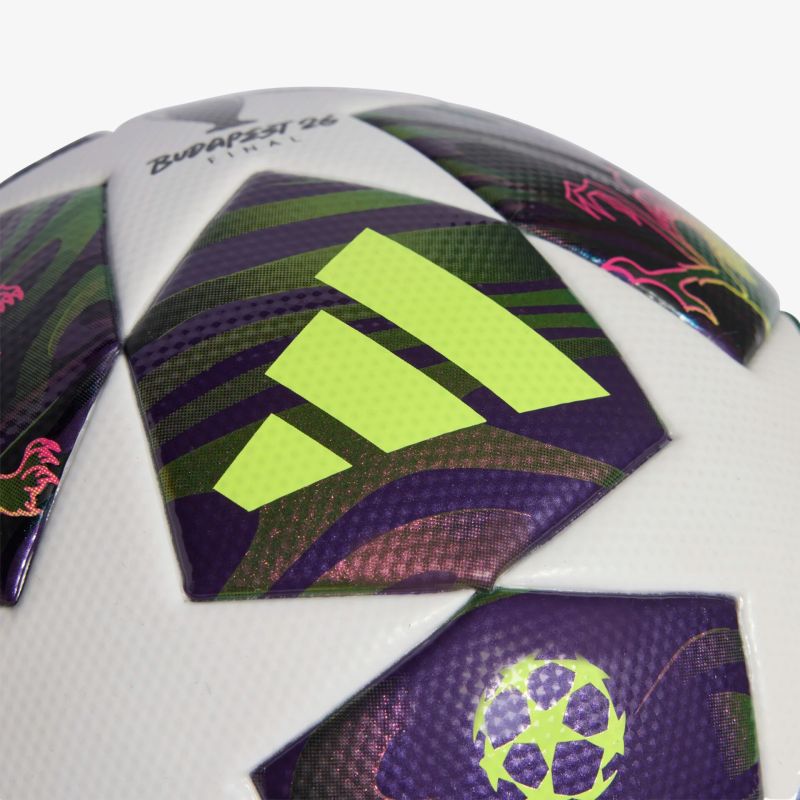 Detailaufnahme eines hochwertigen adidas Fussballs mit UEFA Champions League Logo und leuchtenden Farben