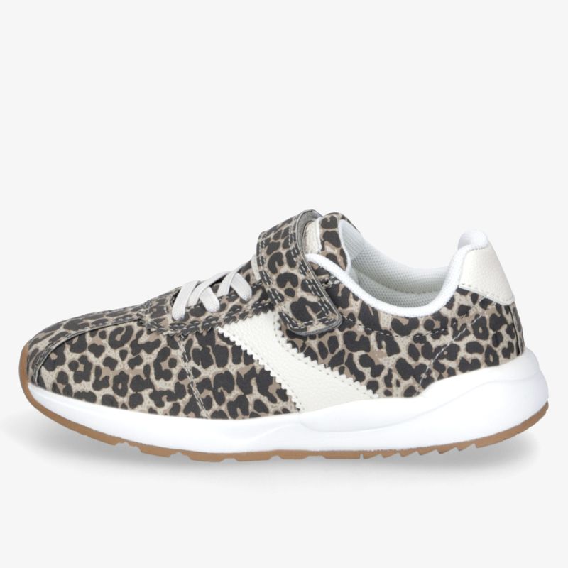 Seitliche Ansicht eines sportlichen Sneakers mit Leopardenmuster, weißem Akzent und rutschfester Sohle für Komfort