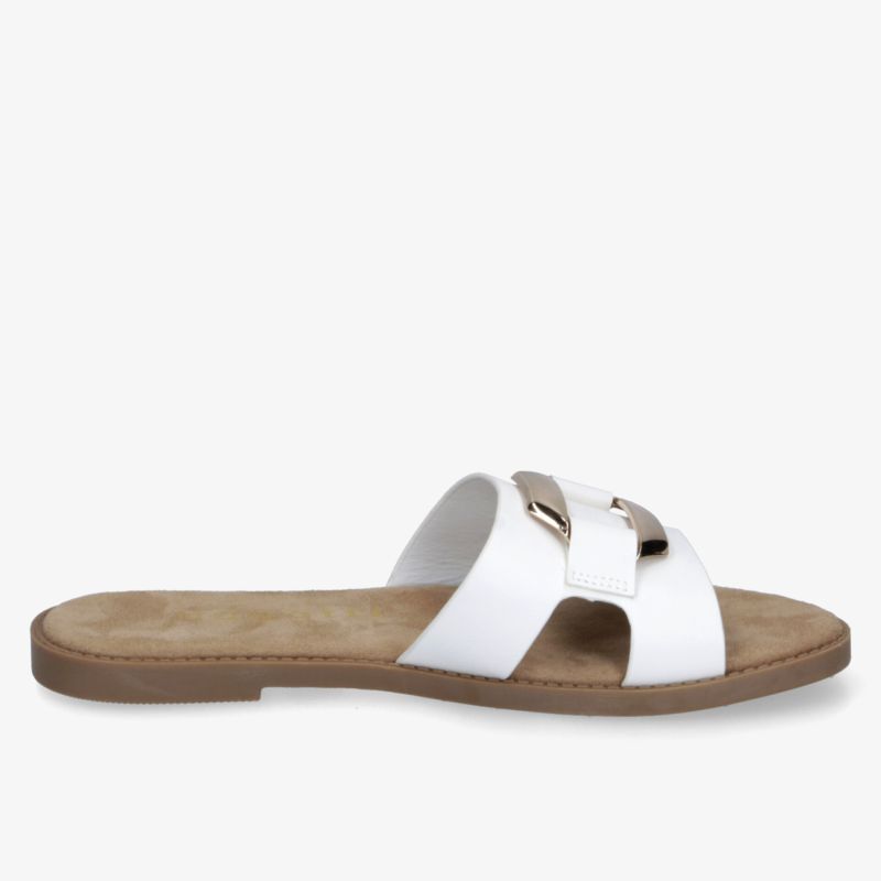 Weiße Ledersandale mit verstellbarer Metall-Schnalle und flacher, brauner Sohle in klarer Seitenansicht