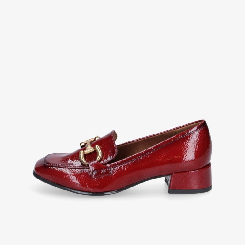 Eleganter roter Lackleder Slipper mit mittlerem Absatz und goldfarbener Zierschnalle, komfortabel und stilvoll