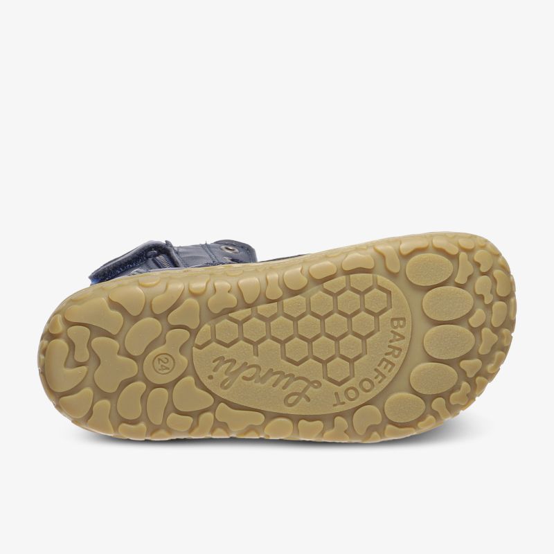 Bequemes Schuhdesign mit rutschfester, strapazierfähiger und flexibler Sohle für optimalen Komfort.