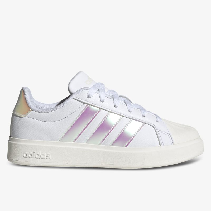 Weißer Adidas Sneaker mit metallisch schimmernden Streifen und komfortabler Passform seitlich dargestellt