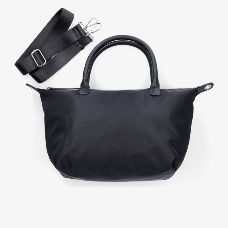 Elegante schwarze Handtasche mit geräumigem Innenraum und abnehmbarem Tragegurt für vielseitige Nutzung.