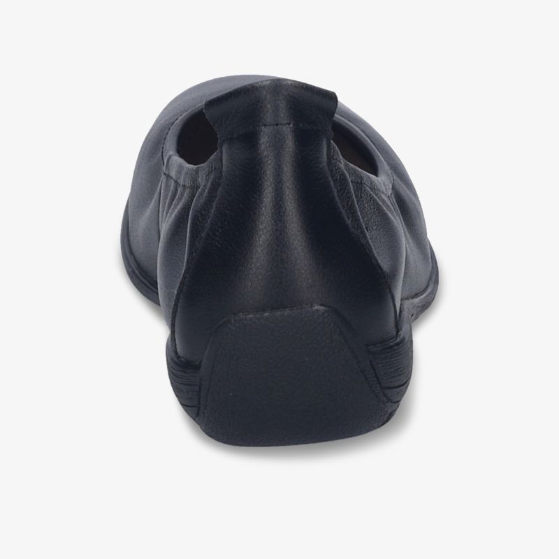 Schwarzer Schlupfschuh mit rutschfestem Absatz und flexiblem Material, ideal für bequemen Alltag