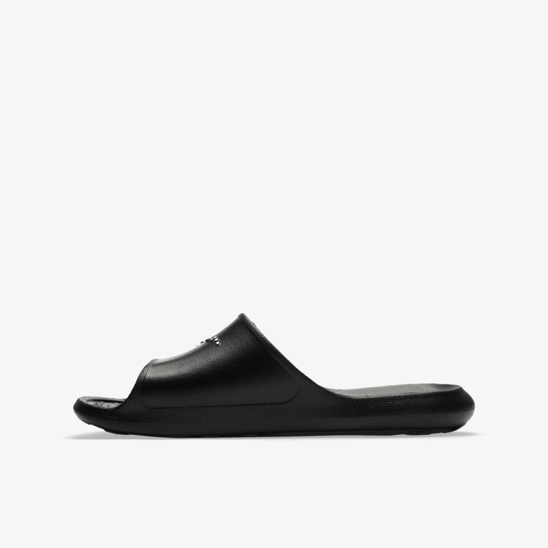 Schwarze Slide-Sandal in klarer, seitlicher Ansicht, bequem und leicht mit rutschfester Sohle