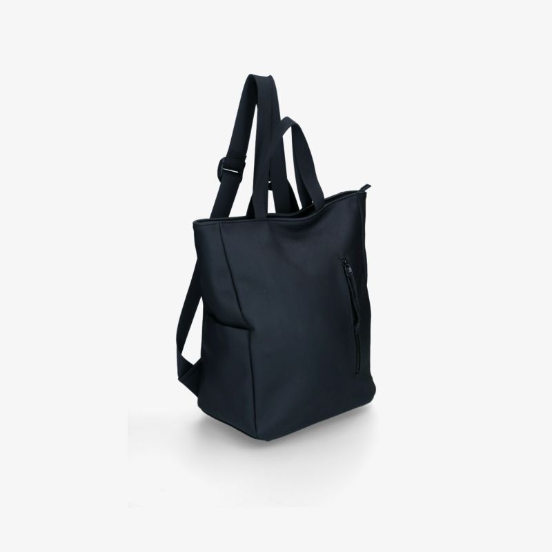 Moderner schwarzer Rucksack mit verstellbaren Schulterriemen und praktischer Seitentasche schräg von hinten aufgenommen