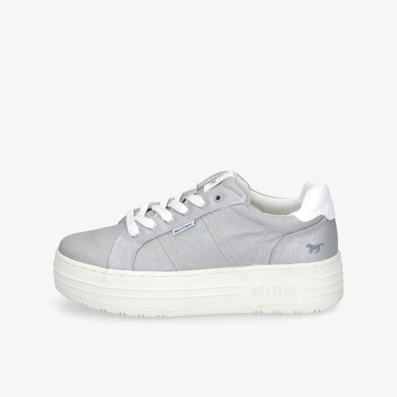 Seitliche Ansicht eines grauen Sneakers mit dicker Plateau-Sohle für hohen Tragekomfort und sportlichen Stil