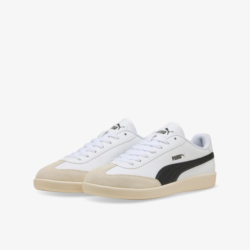 Weißer Sneaker mit leicht beigem Sohlenrand und schwarzem Seitenstreifen, sportlicher Freizeitlook
