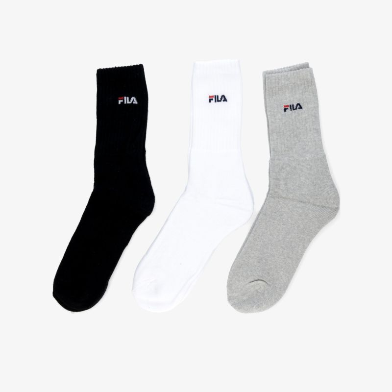 Dreierpack bequemer Fila Socken in Schwarz, Weiß und Grau mit klar sichtbarem Logo für vielseitigen Tragekomfort