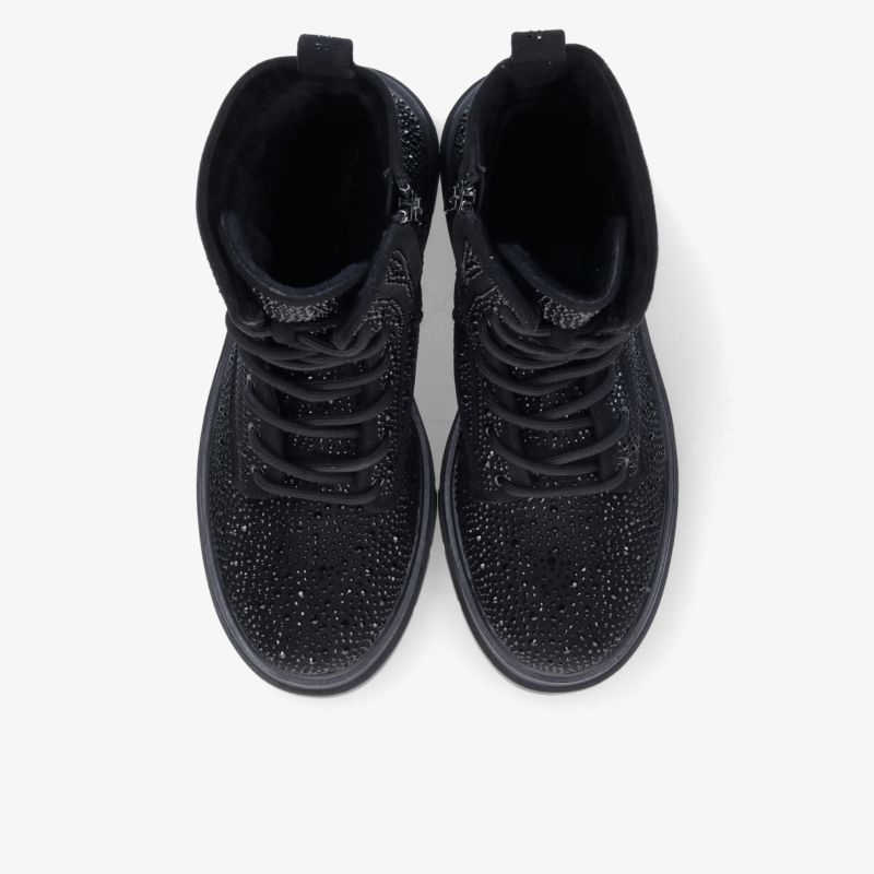Schwarzes Sneaker-Paar in liegender Draufsicht mit hoher Schaftform, feiner Struktur und klassischer Schnürung.