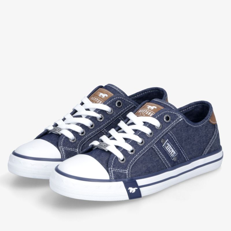 Jeansstoff Sneaker Paar mit weißem Sohlenrand und Schnürung, leichter und bequemer Freizeitschuh