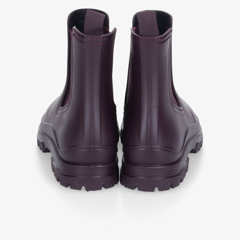 Zwei elegante dunkelrote Chelsea-Stiefel als Paar von hinten, mit robustem Profil, stabiler Form und hochwertiger Optik