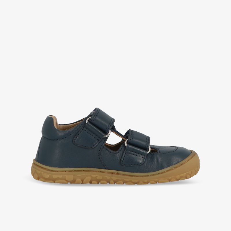 Bequemer Kinderschuh in Blau mit verstellbaren Klettverschlüssen und flexibler rutschfester Sohle, seitliche Ansicht