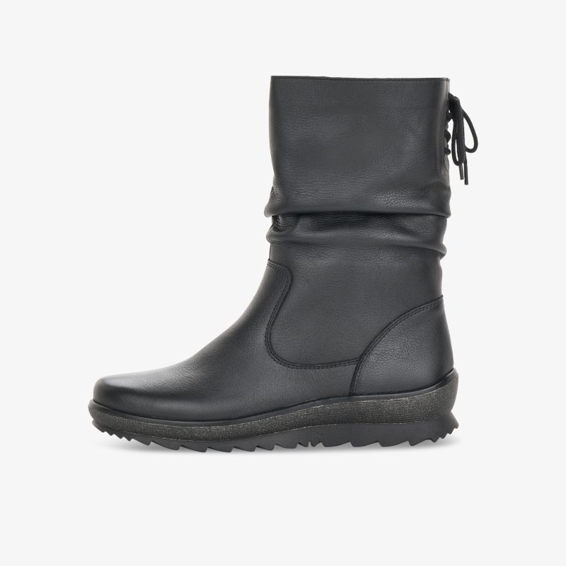 Schwarzer Halbstiefel seitliche Ansicht mit rutschfester Sohle und bequemer Polsterung für optimalen Tragekomfort