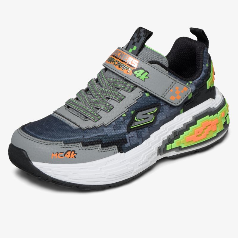 Moderner sportlicher Sneaker mit atmungsaktivem Material, robuster Sohle und reflektierenden Details