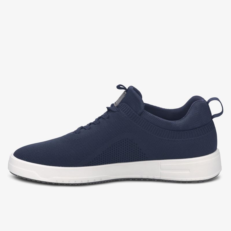 Seitliche Ansicht eines leichten, atmungsaktiven Sneakers mit weißer rutschfester Sohle