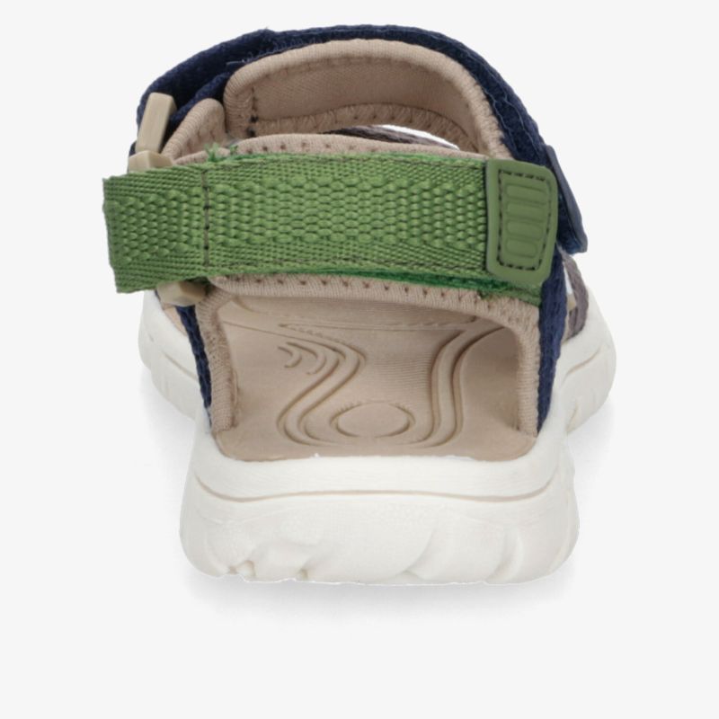 Rückansicht einer Sportsandale mit grünem verstellbarem Riemen und weichem, ergonomischem Fußbett
