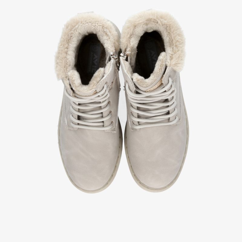 Beige Winterstiefel mit warmem Fellbesatz, robustem Leder und rutschfester Sohle, schnürbar und komfortabel