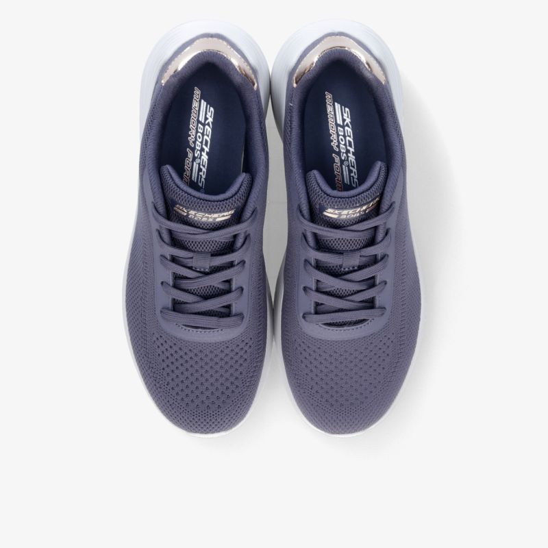 Sportliche graue Laufschuhe als Paar von oben mit schnellschnürsystem und flexiblem, stoßdämpfendem Material