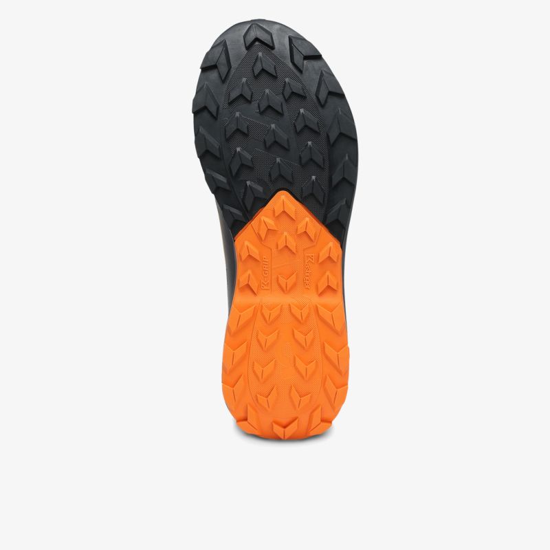 Robuste und rutschfeste Schuhsohle mit tiefem Profil für sicheren Halt bei Outdoor-Aktivitäten