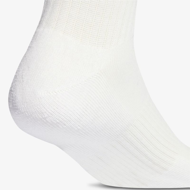 Detailaufnahme eines weißen Sockens mit weichem Material und bequemem Bündchen für angenehmen Sitz