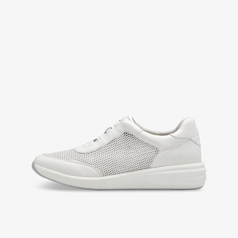 Moderner weißer Sneaker mit atmungsaktivem Obermaterial und bequemer, flexibler Sohle seitlich gezeigt