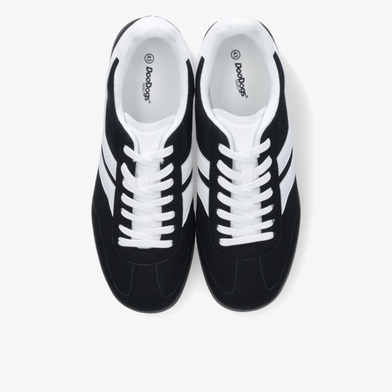 Schwarze Sneaker mit weißen Details und Schnürsenkeln, sportlich und bequem im Paar von oben zu sehen