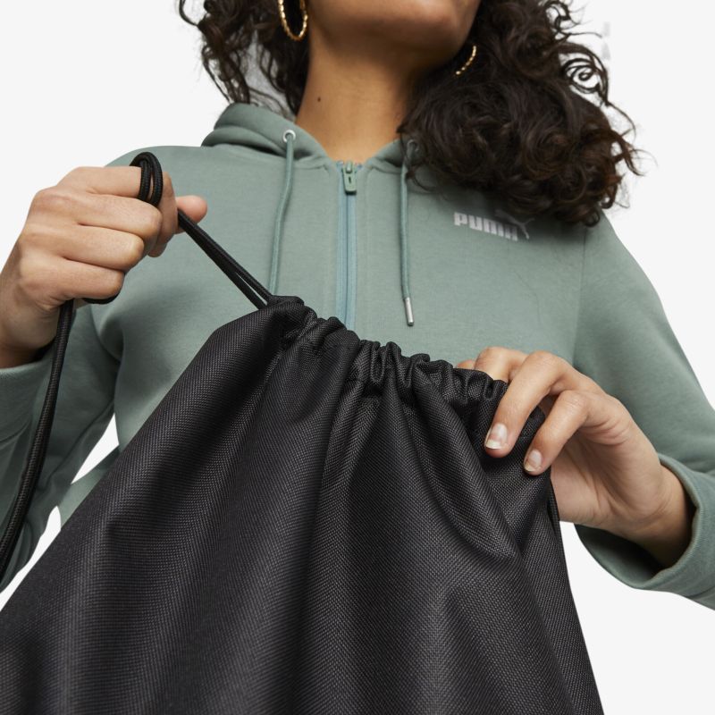 Hand zieht robusten Zugband-Beutel praktisch und einfach zu schließen, detailreiche Nahaufnahme