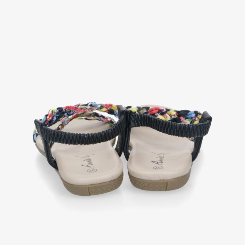 Rückansicht von bunten flachen Sandalen mit bequemen flexiblen Sohlen und verstellbaren Riemen