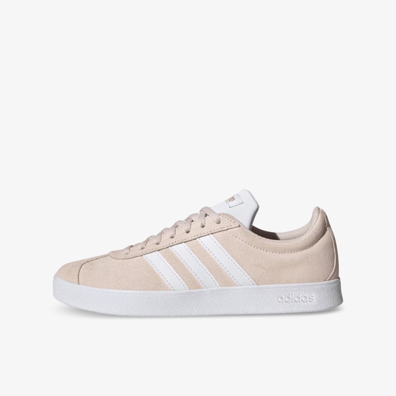 Klassischer Sneaker mit drei Streifen, bequeme Passform und leichte Sohle, ideal für Alltag und Sport.