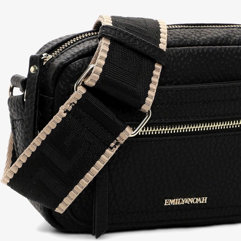 Komfortable schwarze Tasche mit breitem Schulterriemen und goldfarbenen Reißverschlüssen in modernem Design