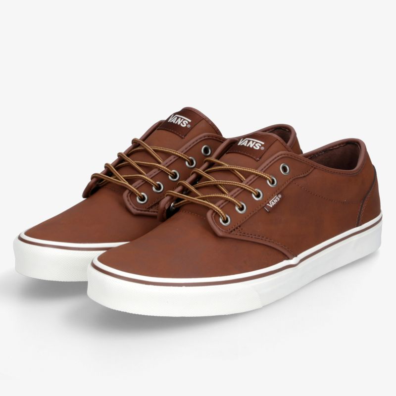 Leichtes und komfortables Paar Sneaker mit robustem braunem Leder und weißer Sohle, modern und vielseitig