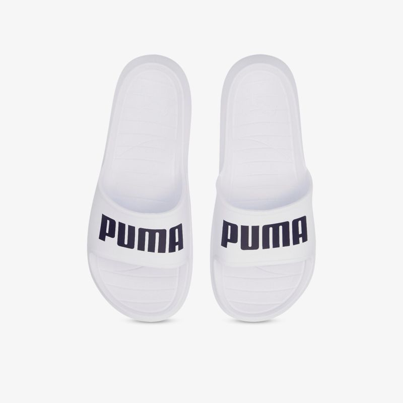 Bequeme weiße PUMA Sandalen mit klassischem Design und markantem Logo auf dem Riemen.
