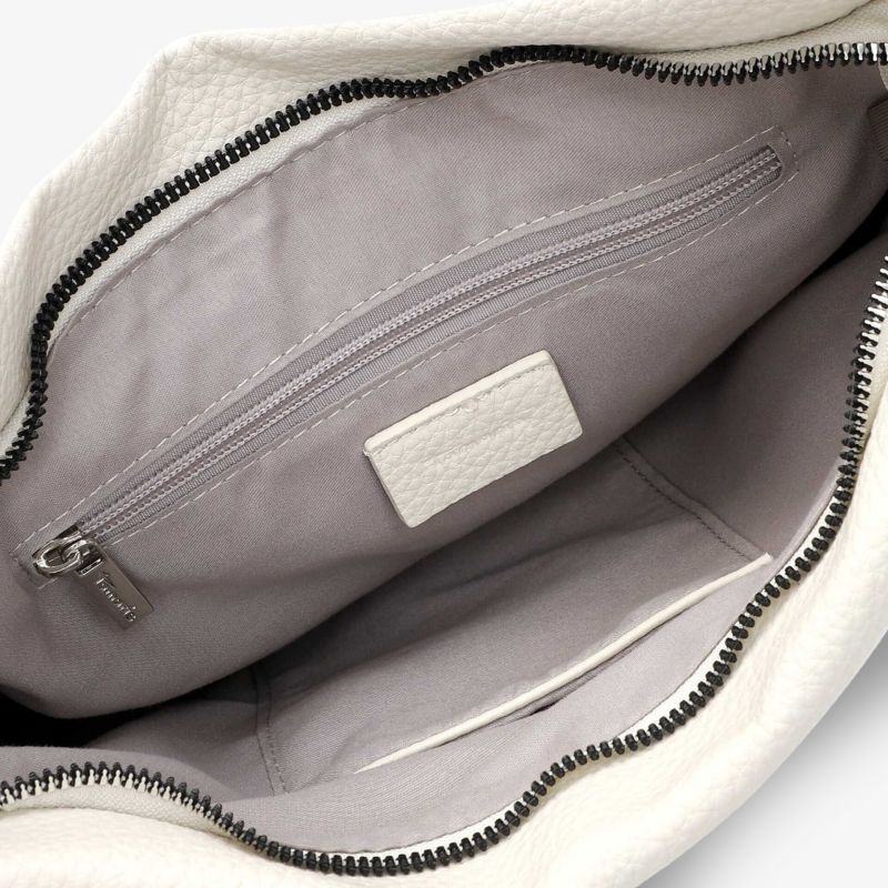 Detailaufnahme vom Innenfach einer Tasche mit Reißverschluss, geräumig und sauber verarbeitet