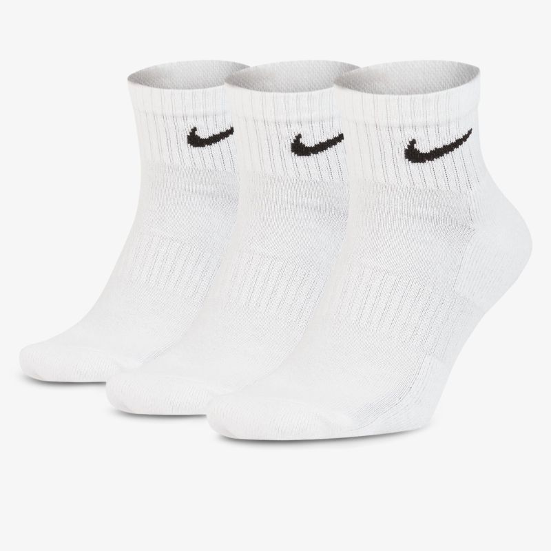 Set aus drei weißen Socken mit Nike Logo, atmungsaktiv und komfortabel für sportlichen Einsatz