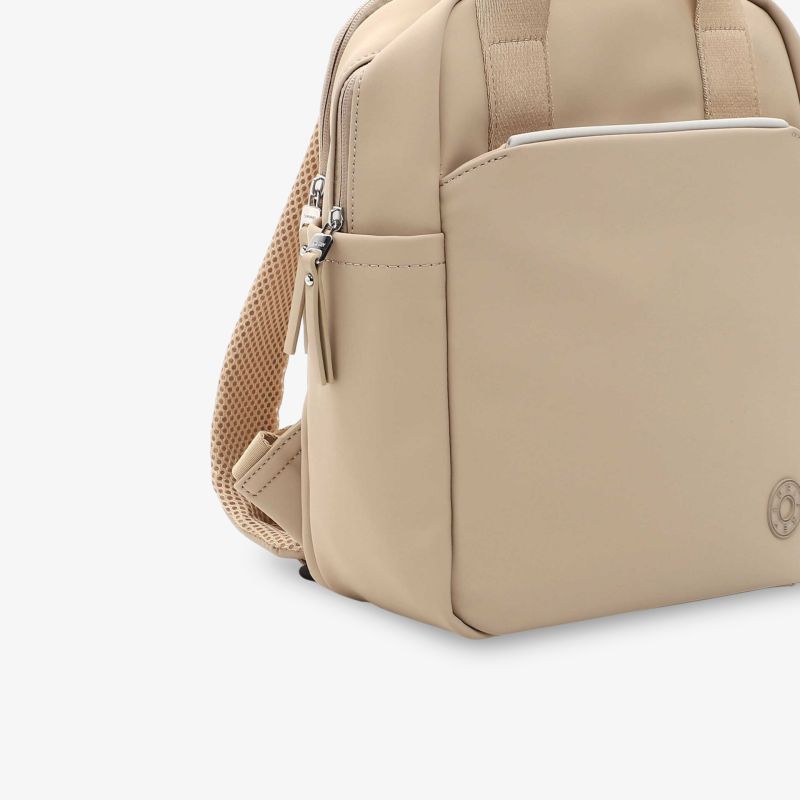 Beiger Rucksack mit seitlicher Ansicht, sichtbarer Reißverschluss und praktischer Fronttasche in modernem Design