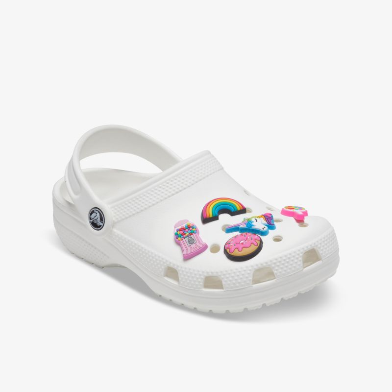Leichte weiße Clogs mit bunten Anhängern, atmungsaktiv, rutschfest und besonders bequem für vielseitigen Einsatz