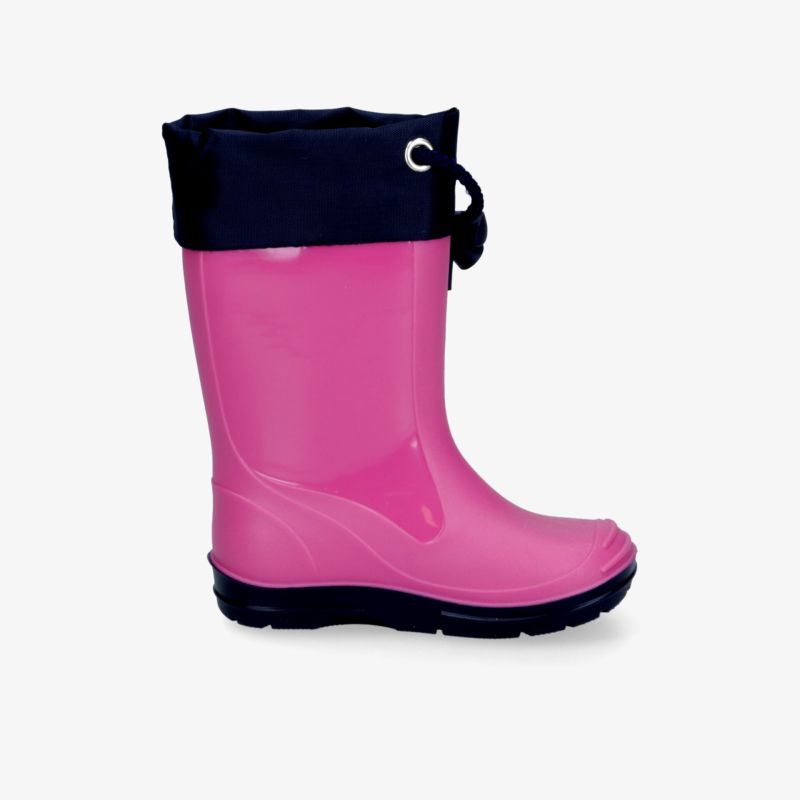 Seitliche Ansicht eines robusten, wasserdichten rosa Gummistiefels mit schwarzem Schaft und Schnürzug für optimalen Halt