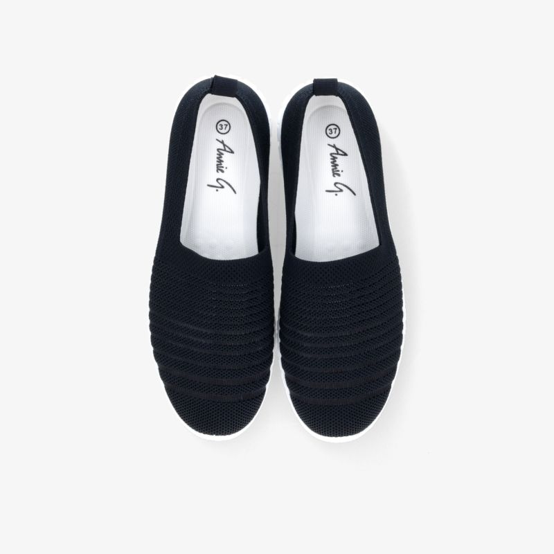 Bequeme schwarze Hausschuhe mit geripptem Obermaterial und rutschfester Sohle, ideal für optimalen Komfort zuhause