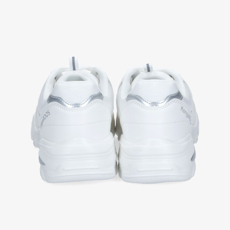 Rückansicht eines weißen Sneakers mit gepolsterter Ferse und modernem, strapazierfähigem Design