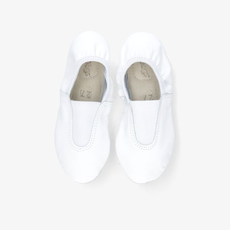 Bequeme weiße Slipper mit elastischem Einsatz und rutschfester Sohle für vielseitigen Komfort im Alltag.