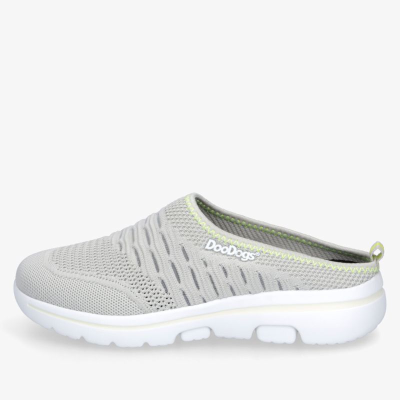 Leichter grauer und weißer atmungsaktiver Schlupfschuh mit flexiblem, rutschfestem Profil und modernem Design