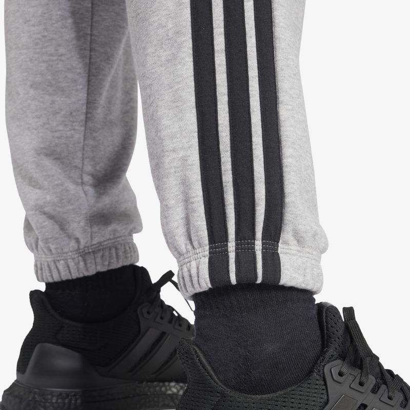 Sportliche schwarze Sneaker mit schnürung und flexibler Sohle, bequem und leicht getragen